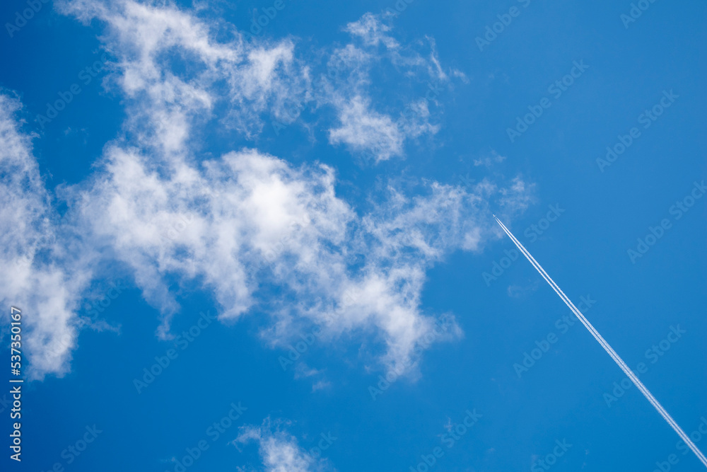 Nuage dans un ciel bleu avec un avion qui le traverse Nuage dans un ciel bleu avec un avion qui le traverse