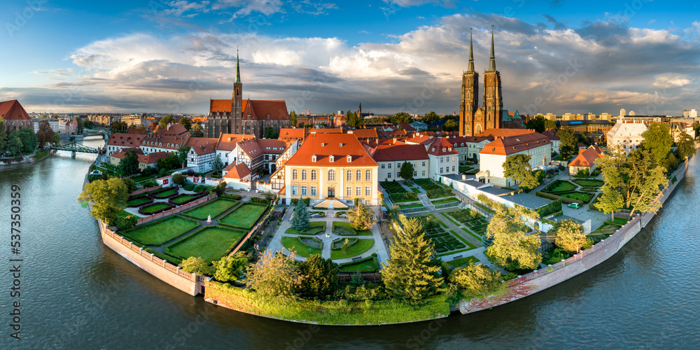 Obraz na płótnie Wroclaw aerial drone panoramic shot of the old town. w salonie
