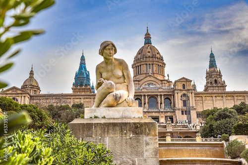 Statue vor Montjuïc National Palace in Barcelona