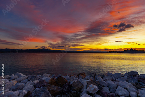 Krajobraz morski. Kamieniste wybrzeże i kolorowy zachód słońca, Evia