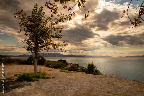 Krajobraz morski. Widok pod słońce z niebem i chmurami na greckiej wyspie Evia. Piękne wybrzeże greckiej wyspy. Podróże i wakacje w Grecji. 