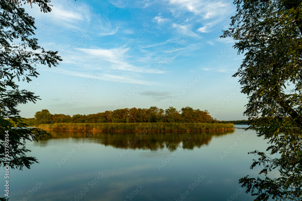 Obraz premium Sunny spring morning on the river bank. Picturesque rural landscape. Summer sunny background.
