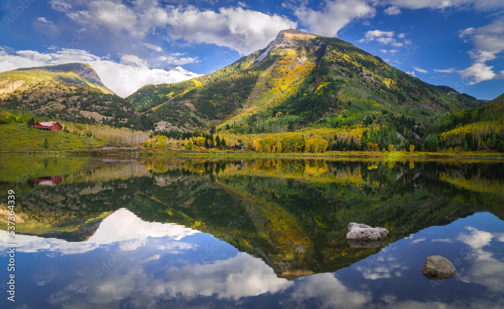 Obraz premium Colorado Rocky Mountains during the the fall season