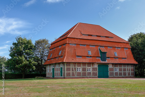 The granary of Nieder-Ochtenhausen, whose history dates back to 1785. It is 18 meters long, 12 meters wide and has 3 floors with grain storage floors above the ground floor. © BIB-Bilder