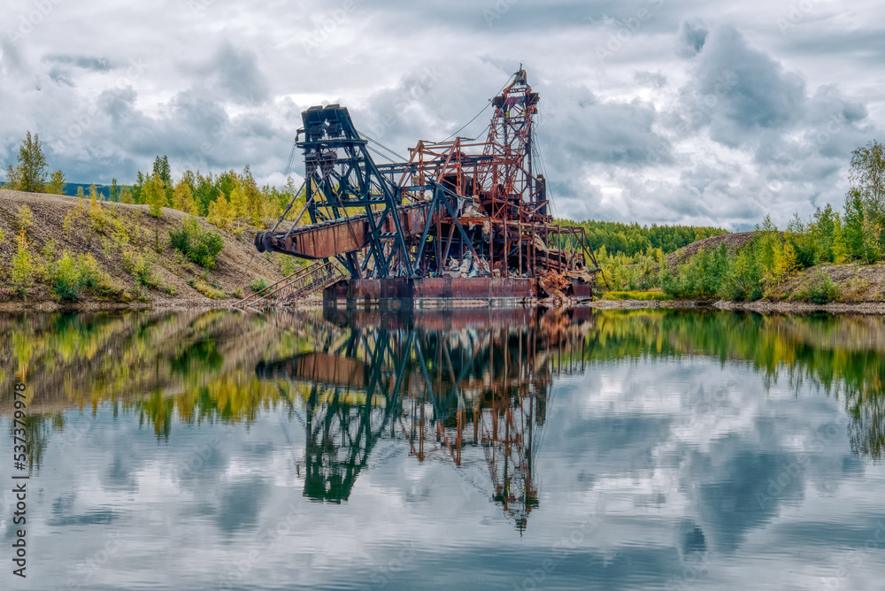 Ταπετσαρία Old rusty abandoned gold mining dredge in a pond in Alaska