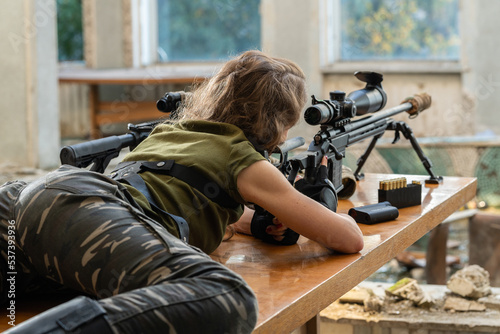 Obraz na plátně female sniper with a rifle