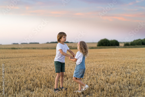 Happy and free people, children run through the beveled field of wheat © Надежда Урюпина