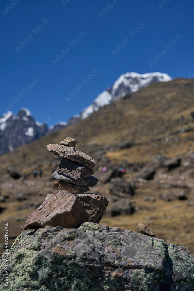 Primer plano de rocas apiladas frente a valle de montañas en Latinoamérica con fondo desenfocado