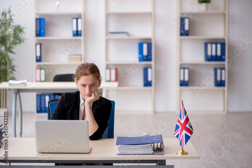 Foto Young female employee working in the office