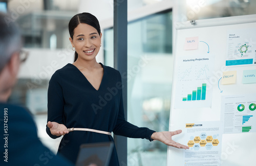 Foto Business meeting, presenter and accounting presentation with data, graphs and charts in office