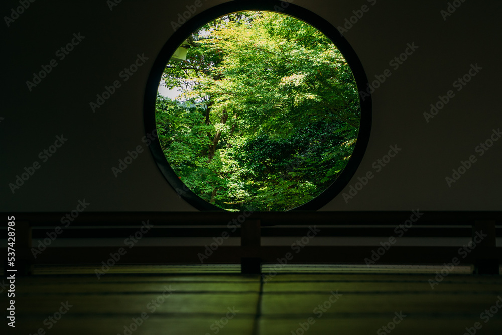 Naklejka premium 京都のお寺の窓からの絶景