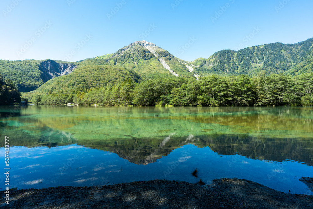 Fototapeta premium 信州上高地の池に反射する山々