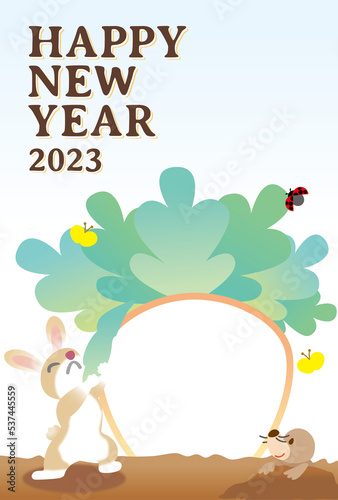子ウサギと大きな人参のシンプルな背景の年賀状2023年　