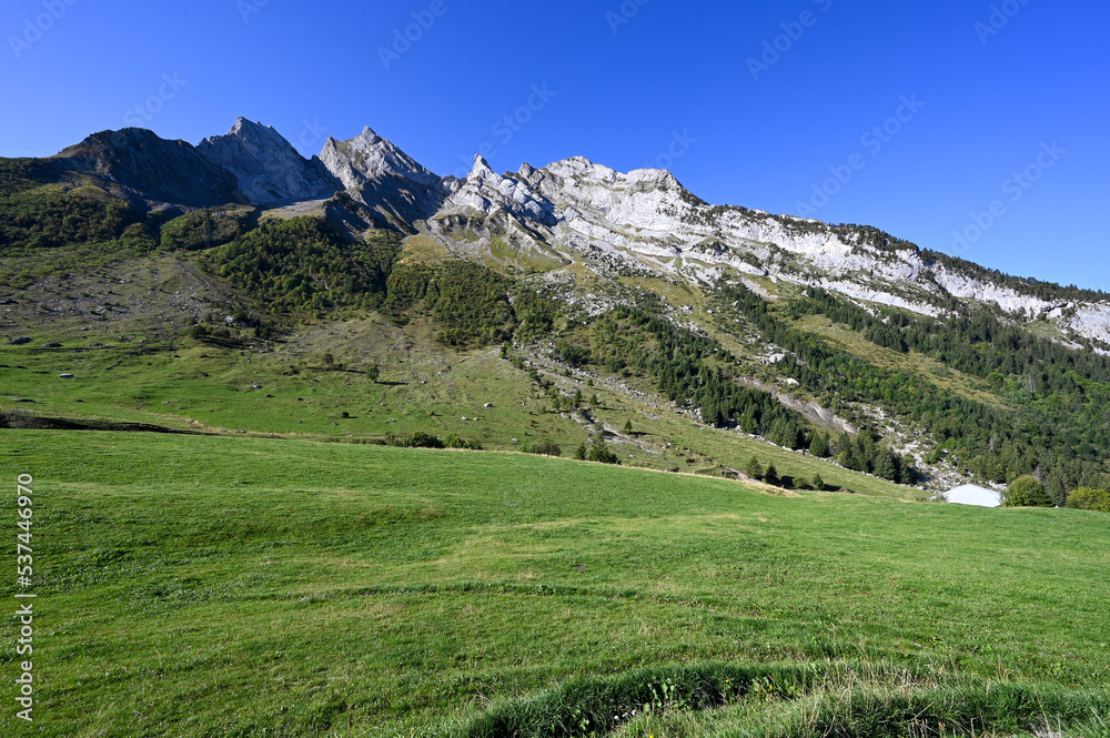 Paysage de montagne autour du col des Aravis dans les Alpes françaises dans le département de la Haute-Savoie en France