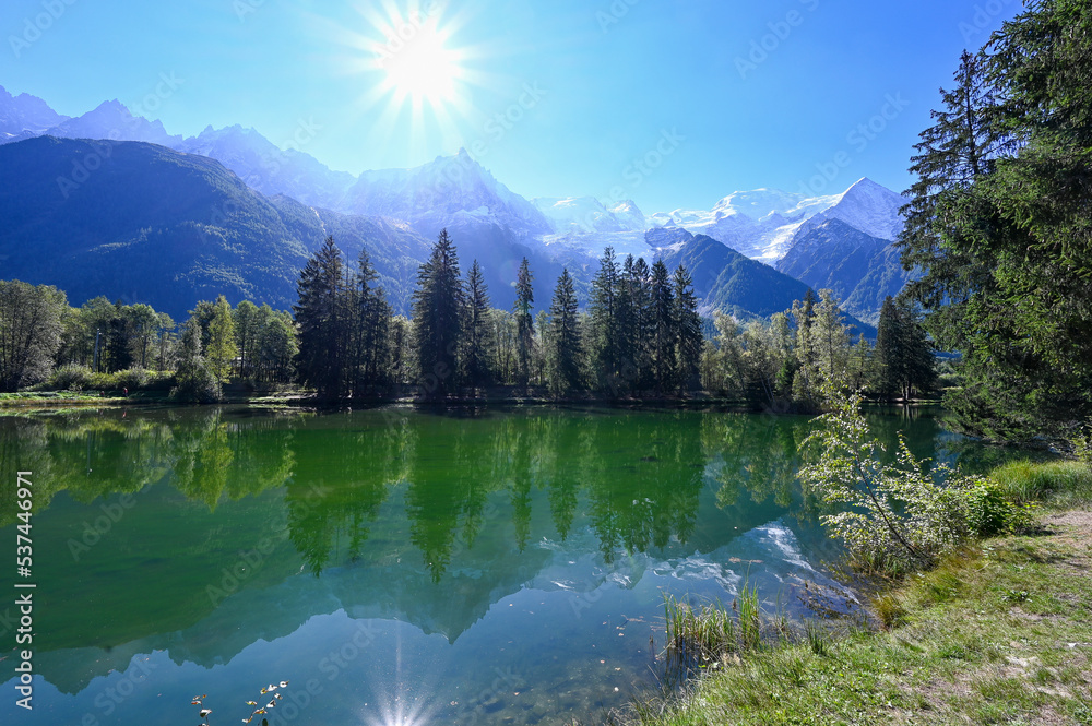 Paysage de montagne sur le massif du Mont-Blanc avec le lac des Gaillands à Chamonix dans les Alpes françaises