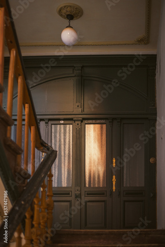 Drzwi do mieszkań, klatka schodowa w poznańskiej kamienicy na Łazarzu. 