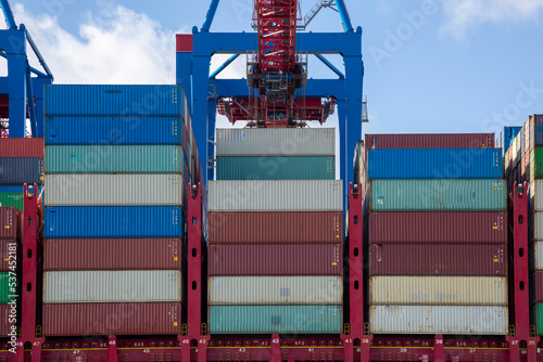 Gestapelte Container auf einem Containerschiff im Hafen