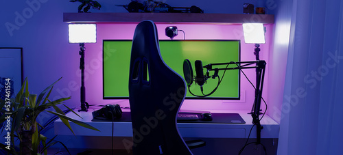 Fotografia Computer Gaming PC on video gaming desk in dark room with neon light