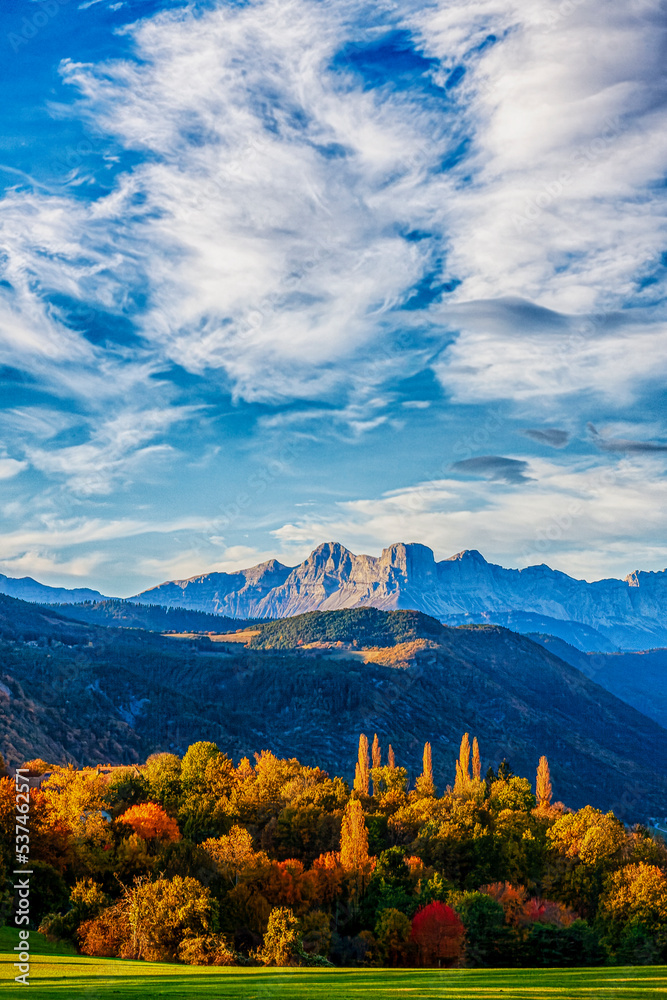 Treffort France 10 2021 vue aux couleurs de l'automne, des montagnes aux abords du lac du Monteynard qui est connu pour les 2 passerelles himalayennes qui le traversent. Ciel nuageux, vue champêtre