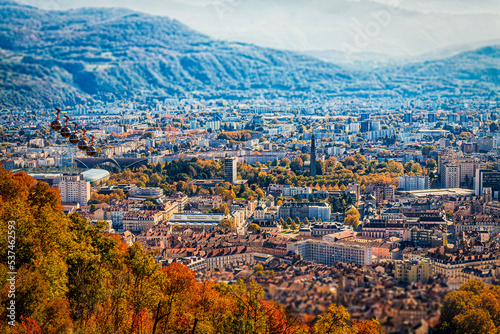 Grenoble France 11/2021 vue de Grenoble depuis les hauteurs de la bastille, célèbre pour son téléphérique appelé les bulles de Grenoble. © JulieMeneghin