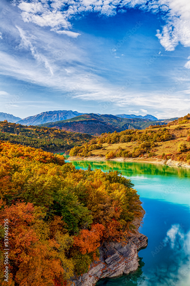 Treffort France 10 2021 vue aux couleurs de l'automne, du lac du Monteynard. Le lac est connu pour les 2 passerelles himalayennes qui le traversent. 