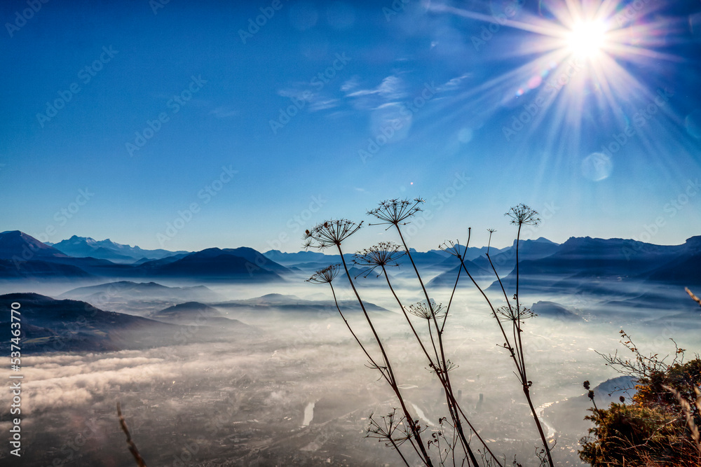 Φωτογραφία Le Sappey en Chartreuse France 11 2021 vue sur la vallée Grenobloise à moitié cachée sous une mer de nuage depuis les hauteurs du Fort Saint Eynard