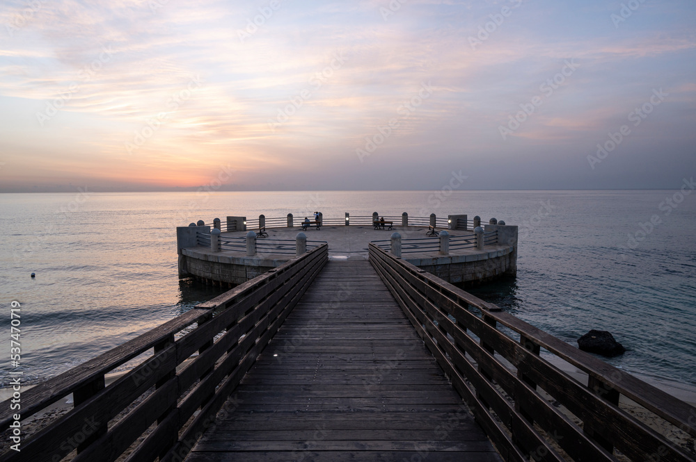 Obraz premium the roundabout overlooking the sea and the beach of Avola with the splendid colors of sunrise