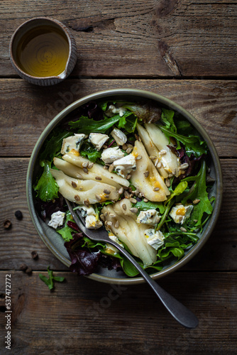 Obraz na plátně salade de laitue poires fromage roquefort bleu graines de tournesol huile d'oliv