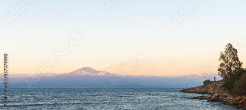 Catania con il vulcano Etna sullo sfondo