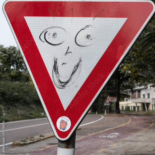 Achtung Vorfahrt beachten ! - Verkehrsschild mit Gesicht photo