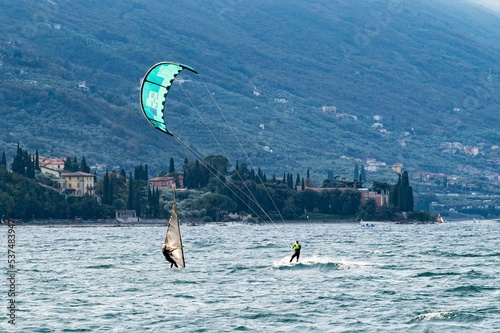  Surfer und Kitesurfer im Wind des Gardasees photo