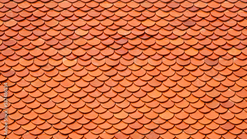 Fotografía Background and texture of orange imbrication clay tiles roof of Thai temple