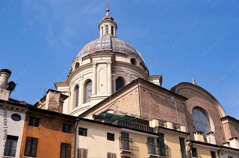 Die Kuppel der Basilika Santa Barbara in der zum UNESCO Weltkulturerbe gehörenden Altstadt von Mantua, auch Mantova in der Lombardei - Italien
