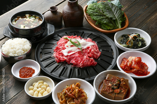 Bulgogi Table with Korean Traditional Food 한국전통 음식 한상차림의 불고기 한 상 테이블