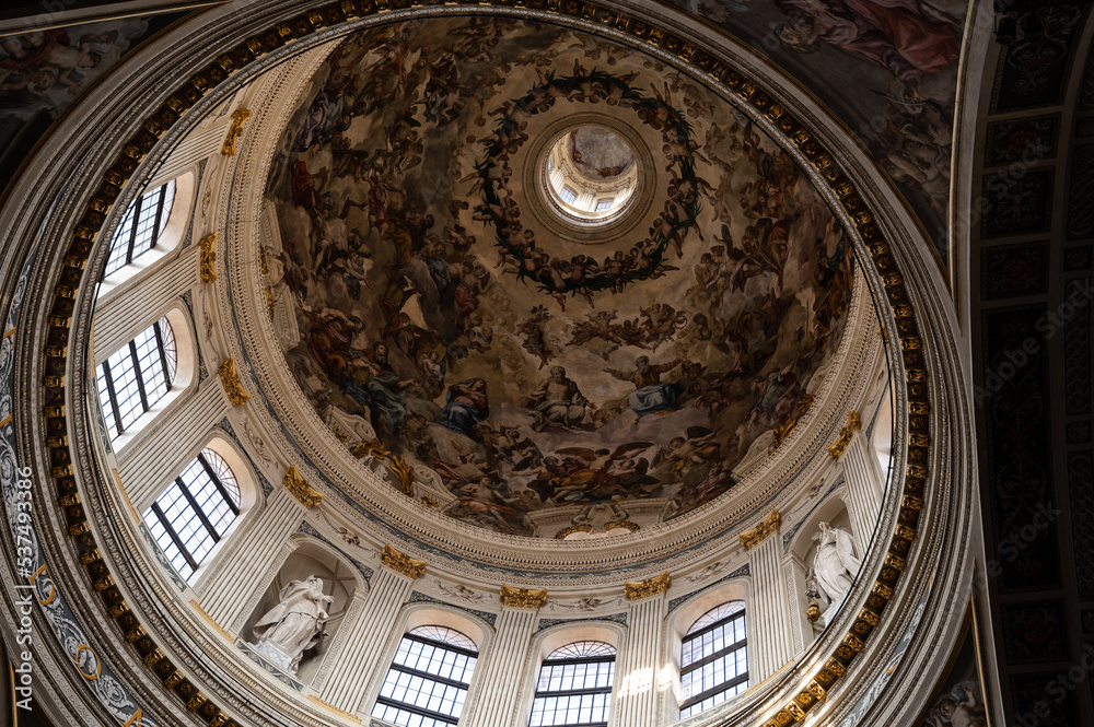 Die imposante Kuppel mit  historischen Deckengemälden in der Basilika  Santa Barbara in Mantua, Lombardei