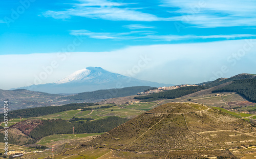 Colline iblee, Chiaramonte Gulfi e l'Etna sullo sfondo photo