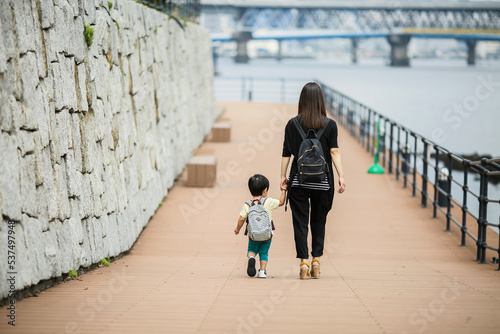 手を繋いで歩く親子・hold hands photo