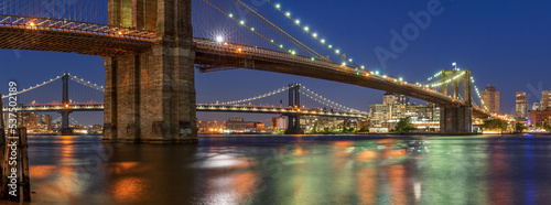 Evening panoramic view of the Brooklyn Bridge and Manhattan Bridge with East River. Dumbo, New York City © Francois Roux
