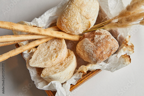 Fotografia a set of bread in a basket top view