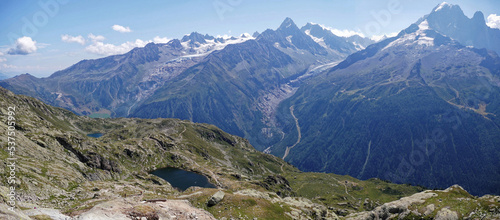 Vue panoramique du Massif du Mont Blanc : lac de Chéserys et le glacier d'Argentière