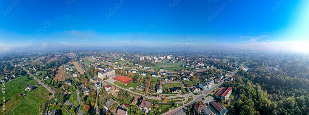 mglisty jesienny poranek na przedmieściach Jastrzębia-Zdroju na Śląsku w Polsce, panorama z lotu ptaka