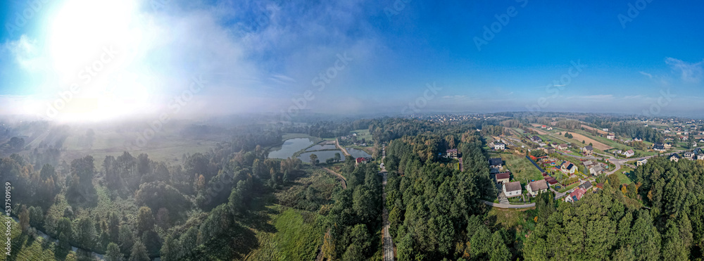 Poranne mgły na terenach zielonych Górnego Śląska w Polsce, okolice Jastrzębia Zdroju, panorama jesienią z lotu ptaka