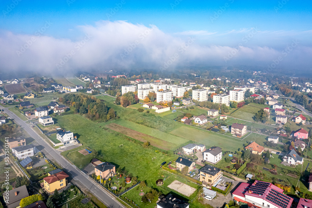 Obraz na płótnie Przedmieście miasta Jastrzębie-Zdrój na Śląsku w Polsce. Panorama jesienią z lotu ptaka podczas porannej mgły. w salonie