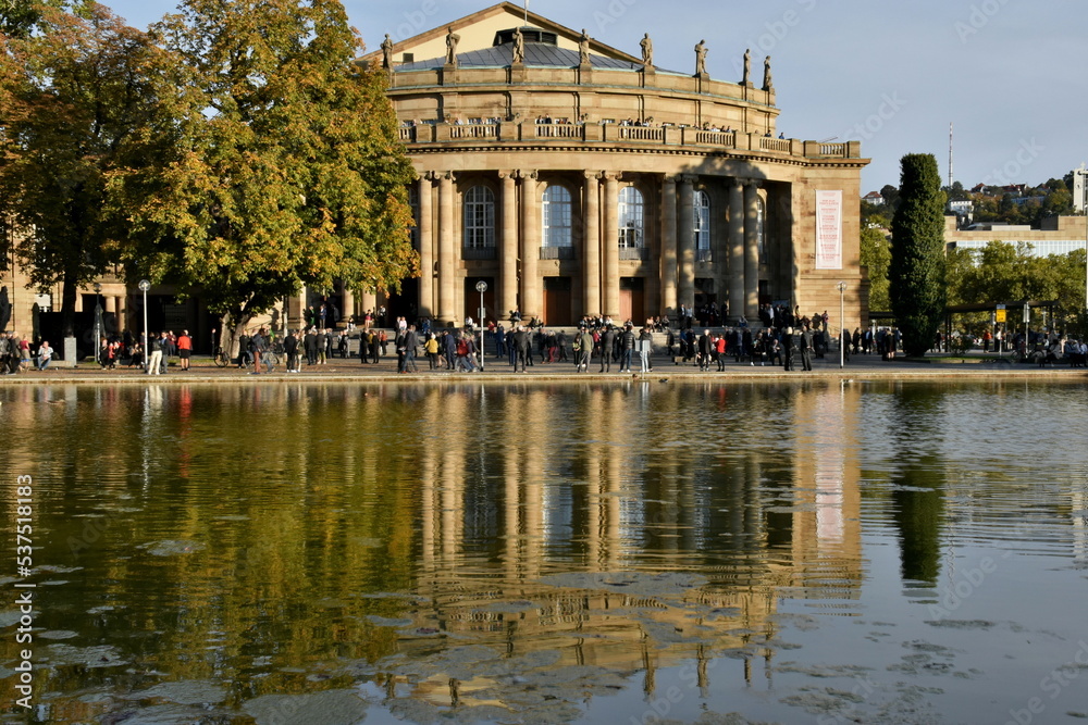 Staatsoper in Stuttgart spiegelt sich im Wasser