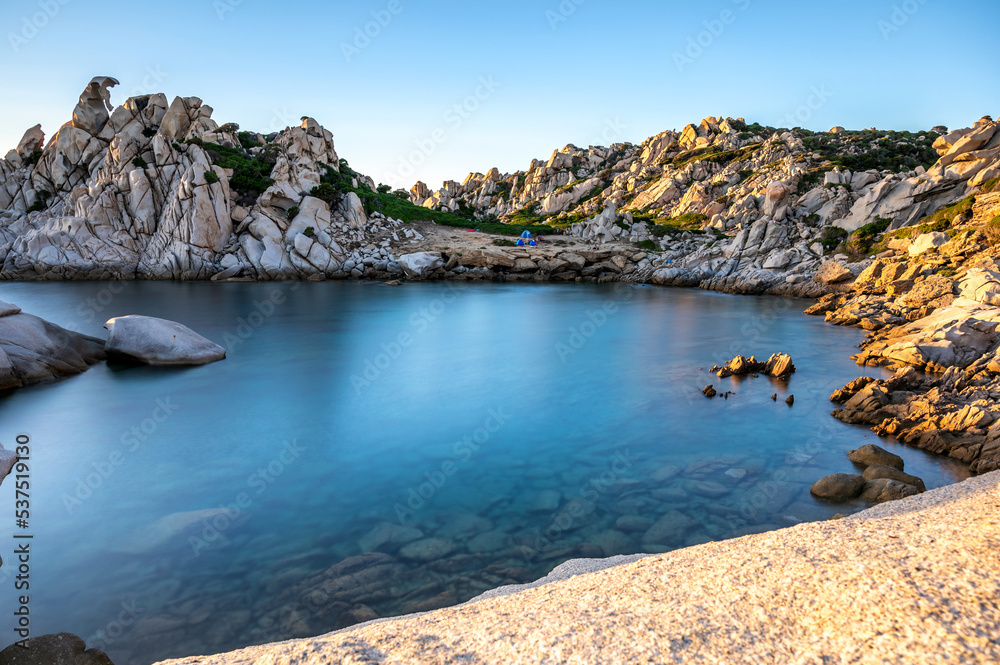 Wunderschöne Bucht am Capo Testa auf Sizilien mit beeindruckenden Felsformationen
