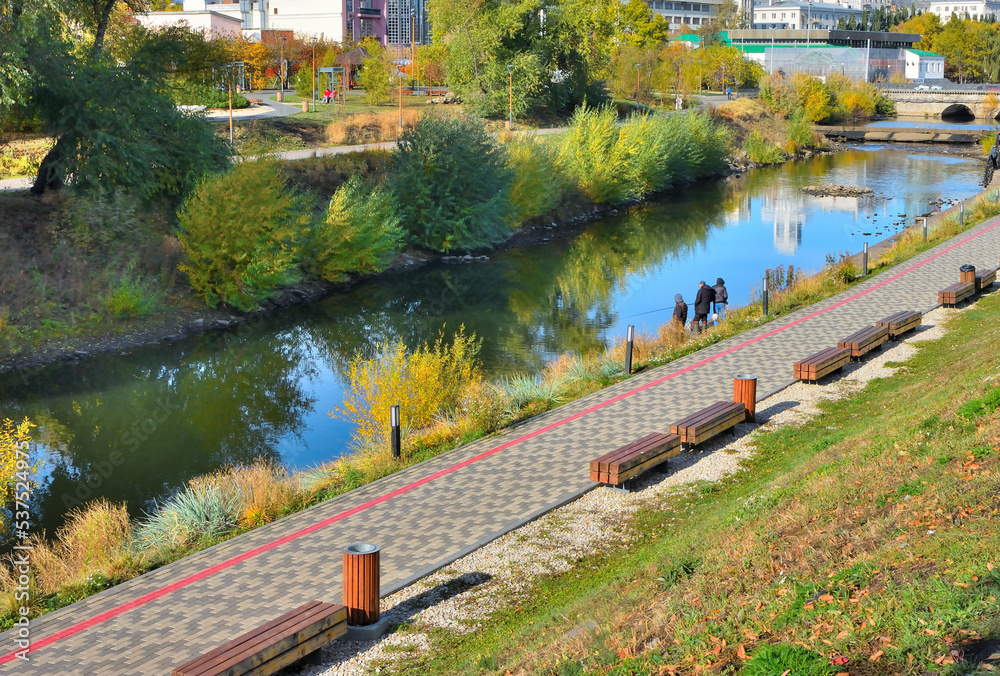 Fototapeta premium The embankment of the city pond on an autumn day
