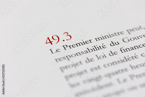 article 49.3 de la constitution française permettant l'adoption sans vote d'une loi photo