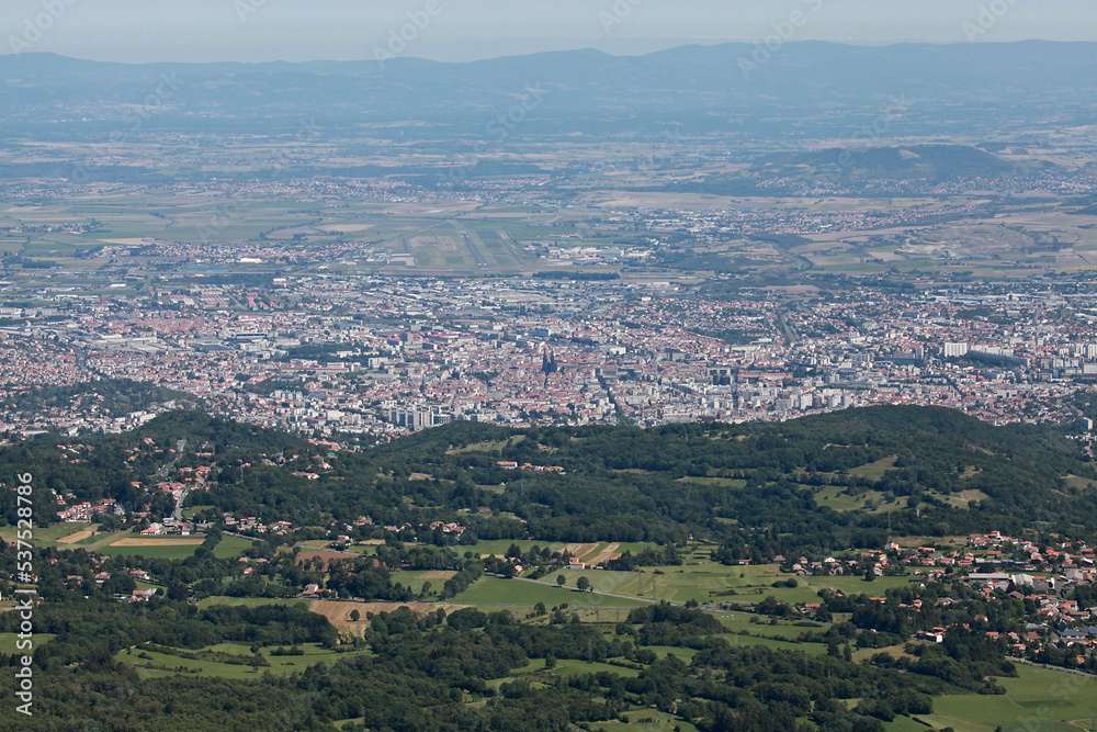 Vue aérienne de la ville de Clermont Ferrand en Auvergne