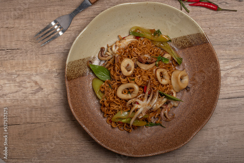Stir-fried Squid with Basil and Chilli Instant Noodles