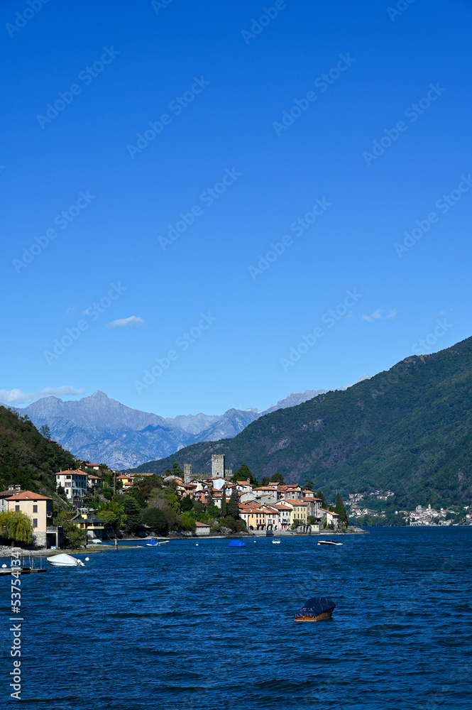 Le village de Santa Maria Rezzonico sur les rives du lac de Come dans la region de la Lombardie en Italie